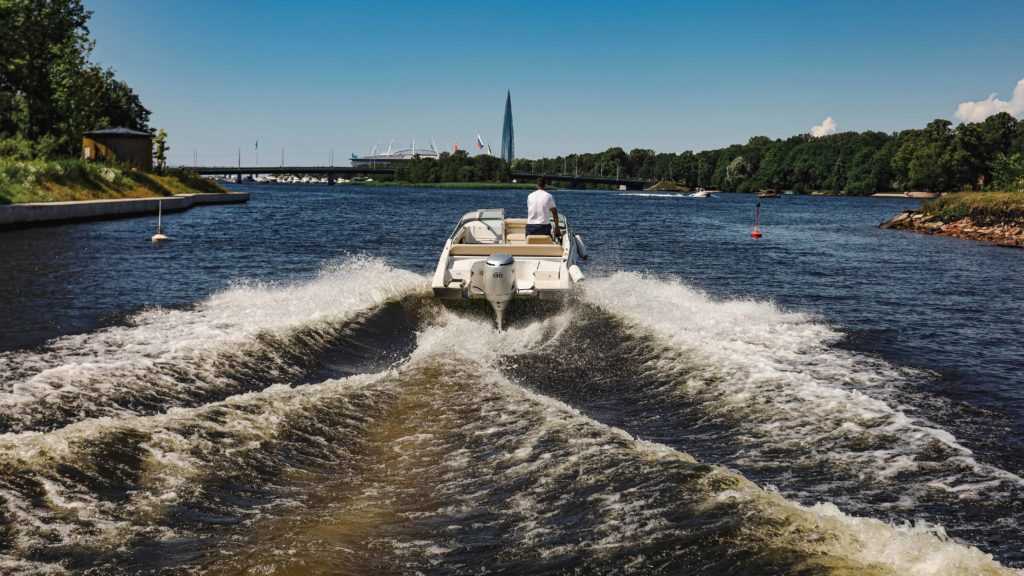 Аренда катера, снять катер, прогулка на катере, разводные мосты на катере