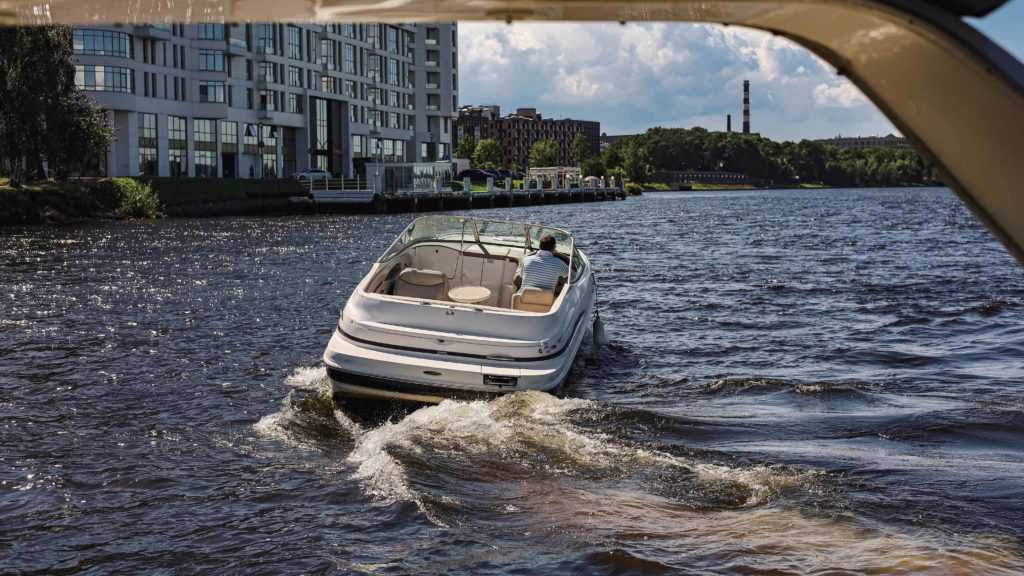 Аренда катера, снять катер, прогулка на катере, разводные мосты на катере